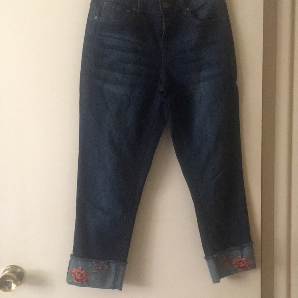 Earl jeans size 6 NEVER WORN IN PERFECT CONDITION. Has plenty of stretch